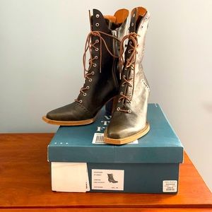 Brand new We The Free lace up boots in Deep Khaki. Size 38.